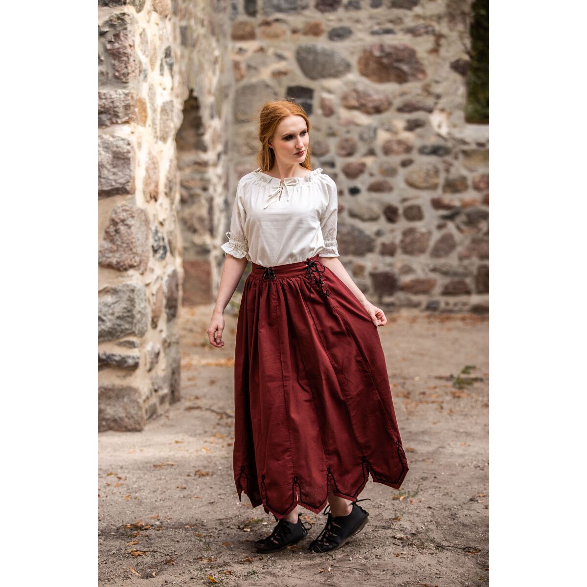 Middelalderlig nederdel med rødt broderi "Svenja"