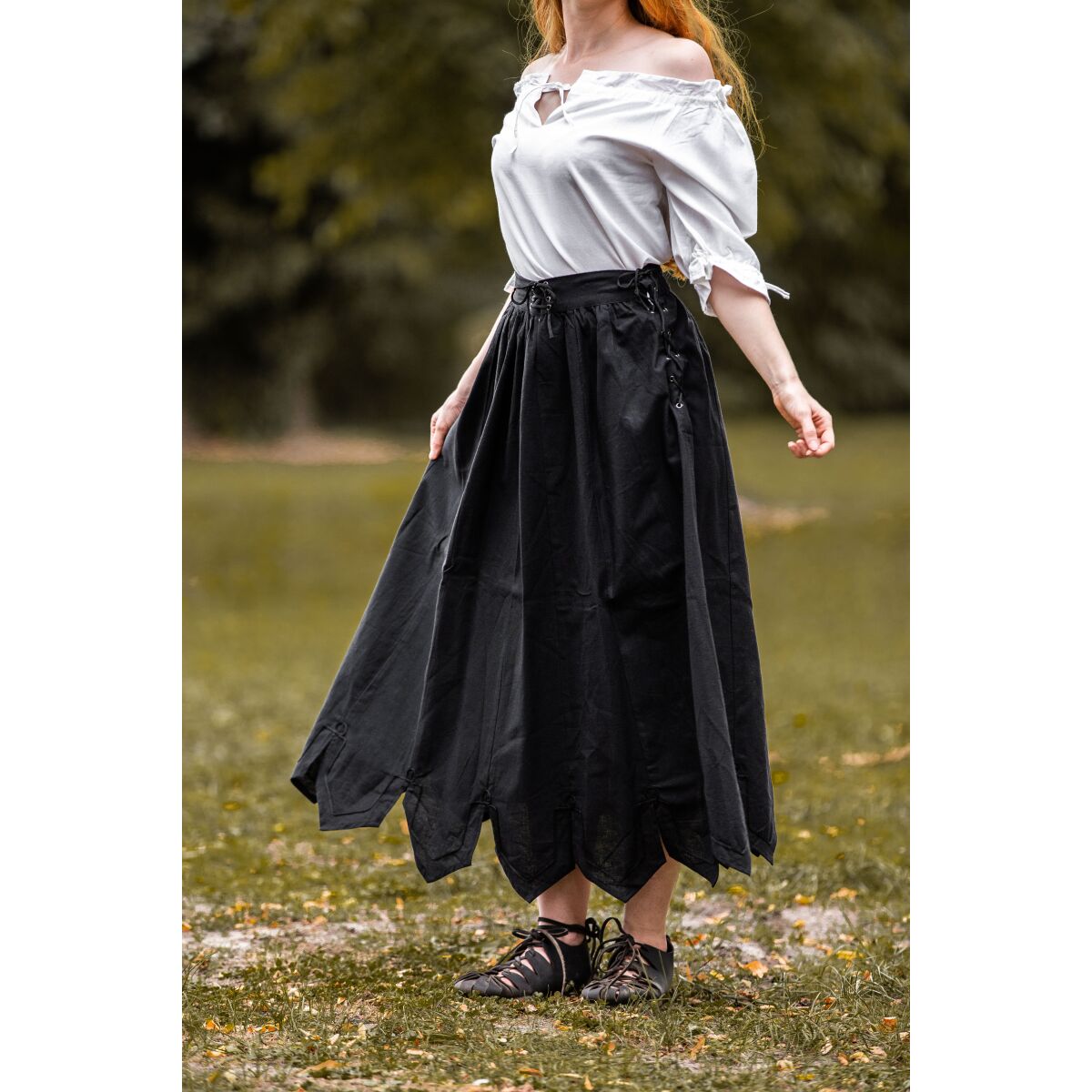 Middelalder nederdel med broderi sort "Svenja"