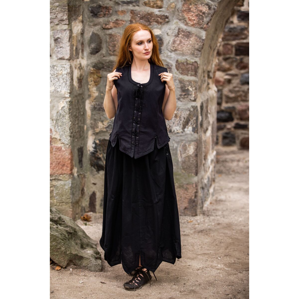 Overdelsvest med sort broderi "Selma"