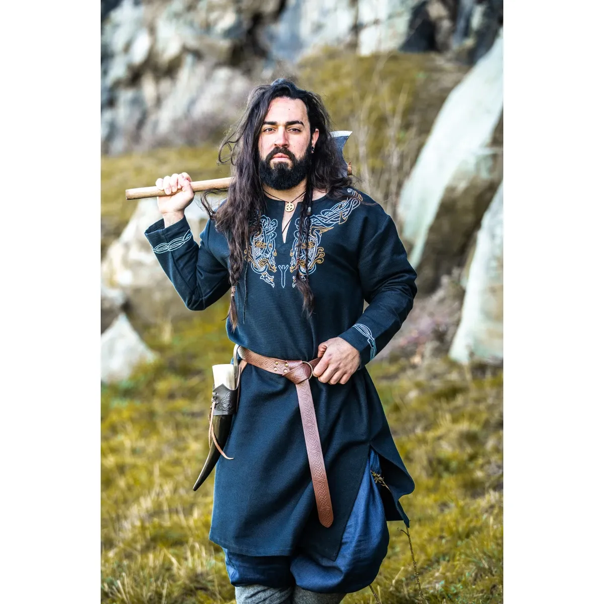 Viking Tunkia sort "Snorri" med håndbroderi i Urnes-stil XXXL