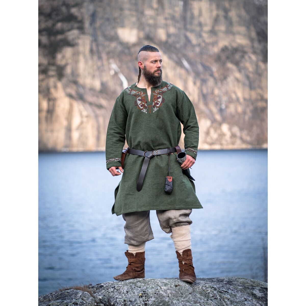 Vikingetunika med håndbroderi i Urnes-stil, grøn "Snorri" XXL