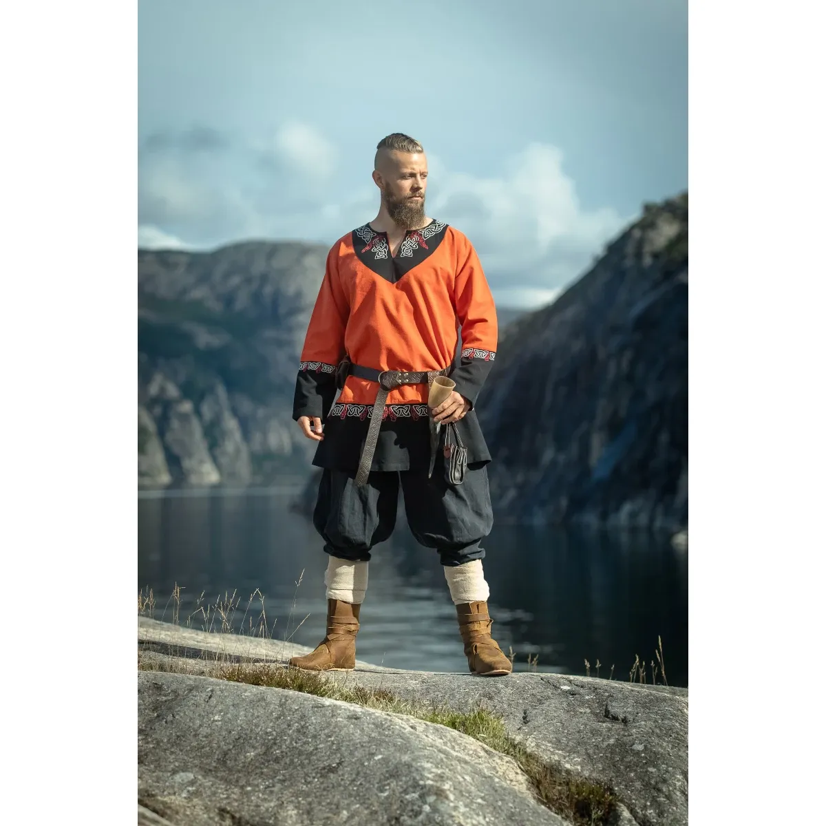 Vikingetunika orange unisex håndbroderi "Freydis" L/XL